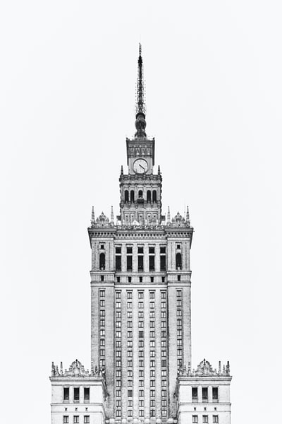 哥特式混凝土塔钟的灰度照片